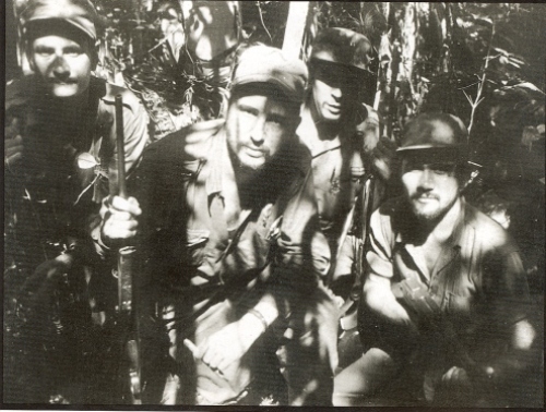 Fidel y che junto con Universo Sánchez y Manuel Fajardo. Primera foto del che como guerrillero.