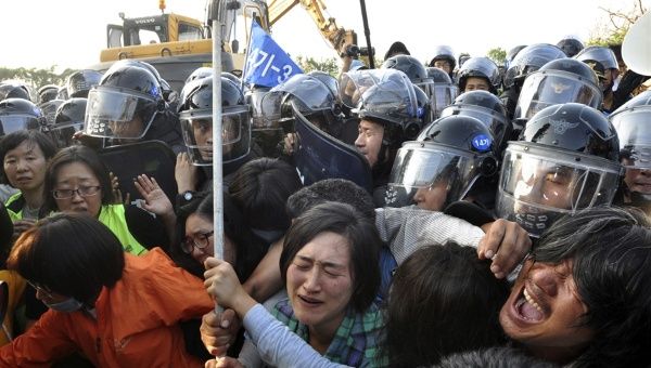 Jeju islanders against naval base construction struggle against riot police.jpg