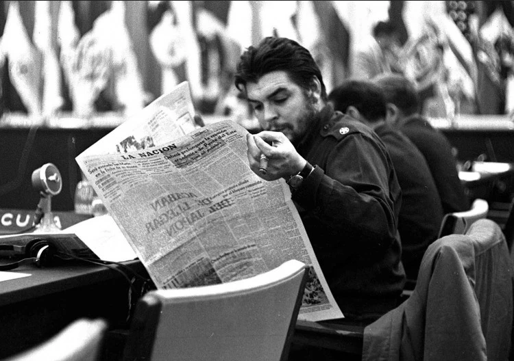 Archivo:El Che leyendo.png