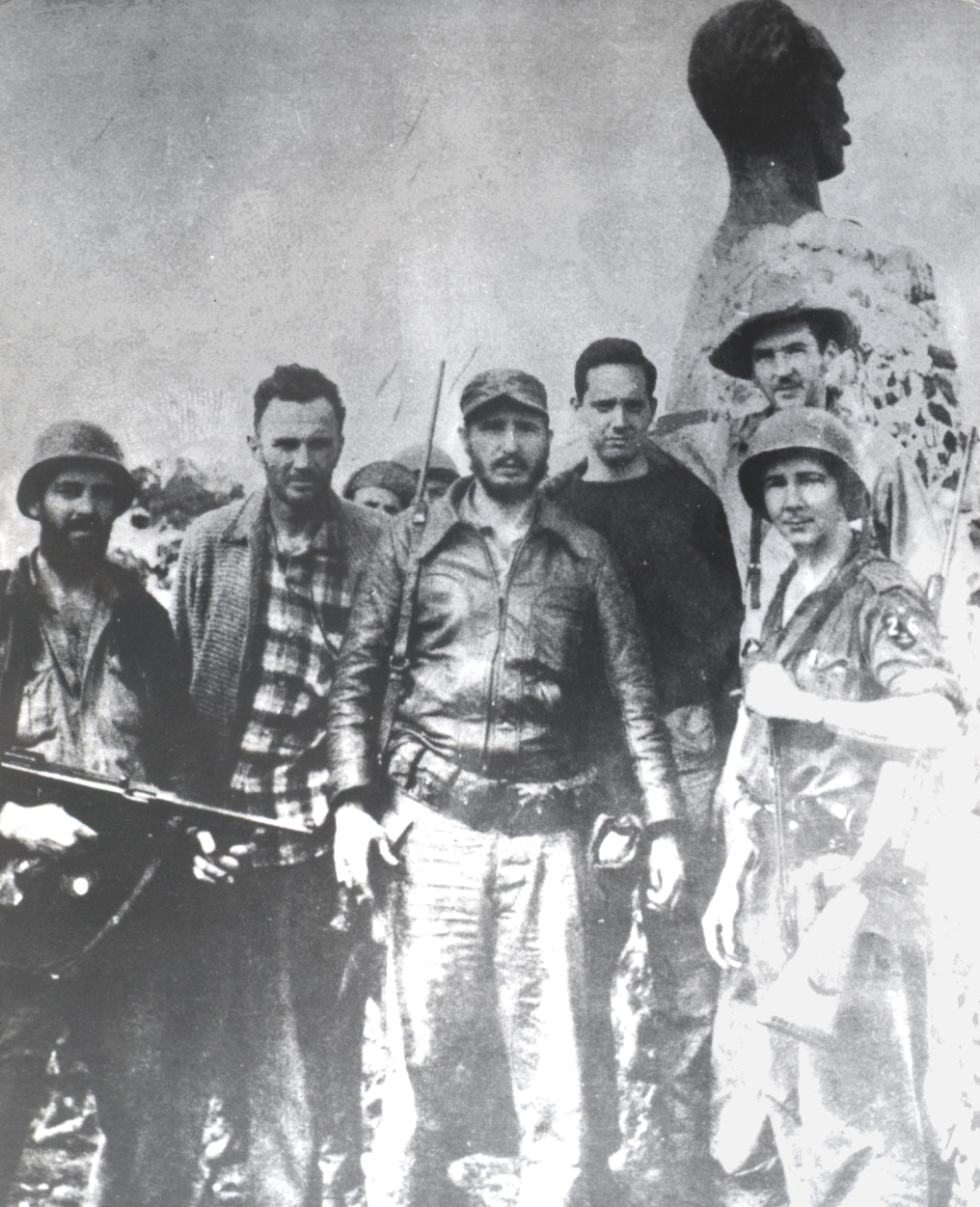 Detrás del busto de José Martí en el Pico Turquino. De izquierda a derecha: Camilo Cienfuegos, Robert Taber, Fidel Castro, el camarógrafo Wendell Hoffman, Marcelo Fernández Font y Raúl Castro.