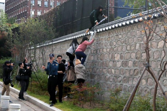 South Korean students rush the U.S. Ambassador’s official residence, 2019.png