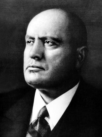 File:Mussolini biografia.jpg