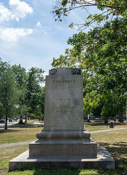 Pedestal de la estatua demolida conservando el nombre de Colón