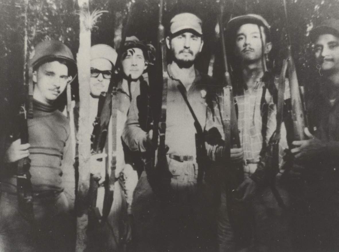 De izquierda a derecha: Frank País, Faustino Pérez, Raúl Castro, Fidel Castro, Armando Hart y Universo Sánchez. Foto tomada en la primera reunión de la Dirección Nacional del Movimiento 26 de Julio en la Finca de Epifanio Díaz, campesino colaborador del Ejército Rebelde.