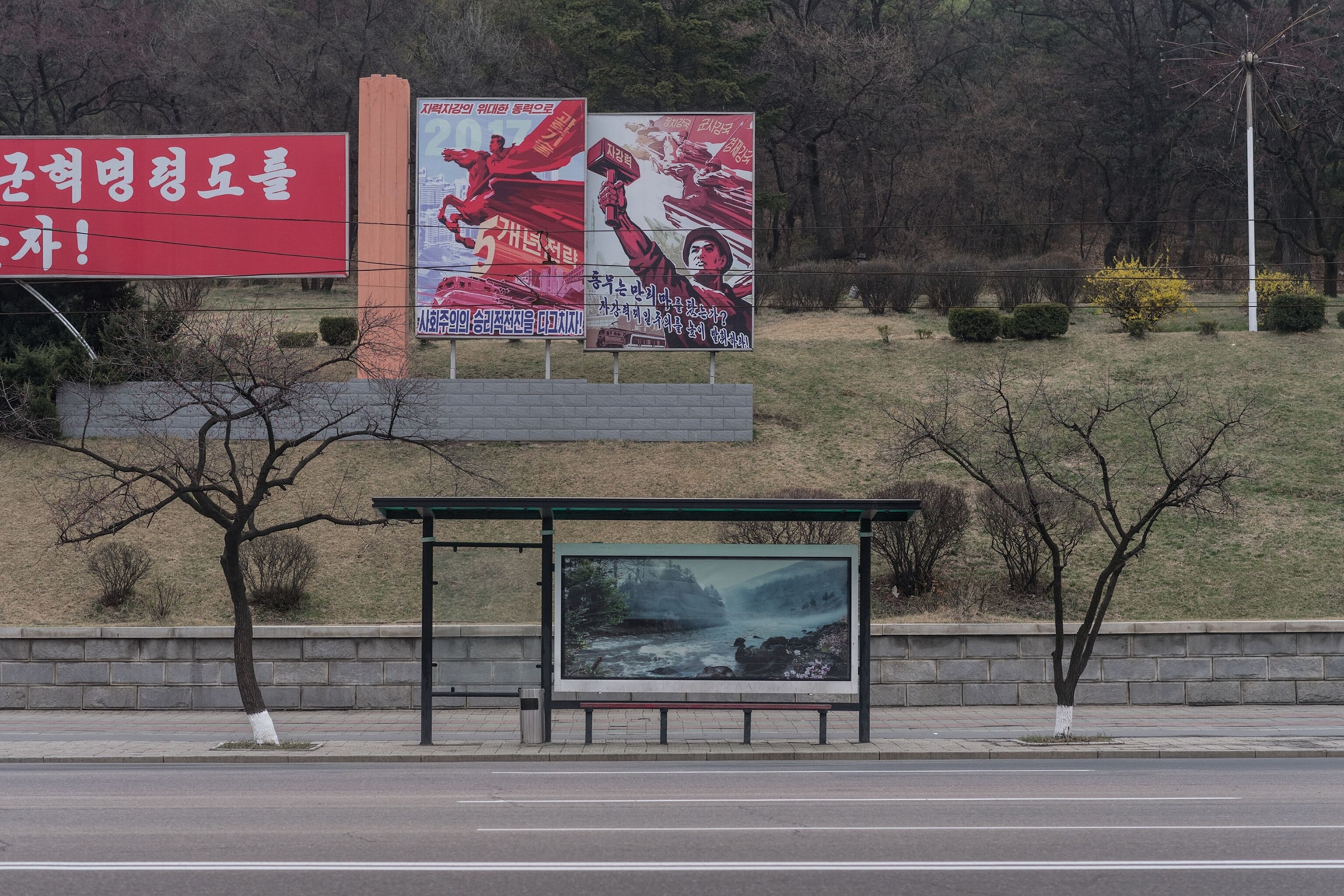 18-north-korea-bus-stops.jpg