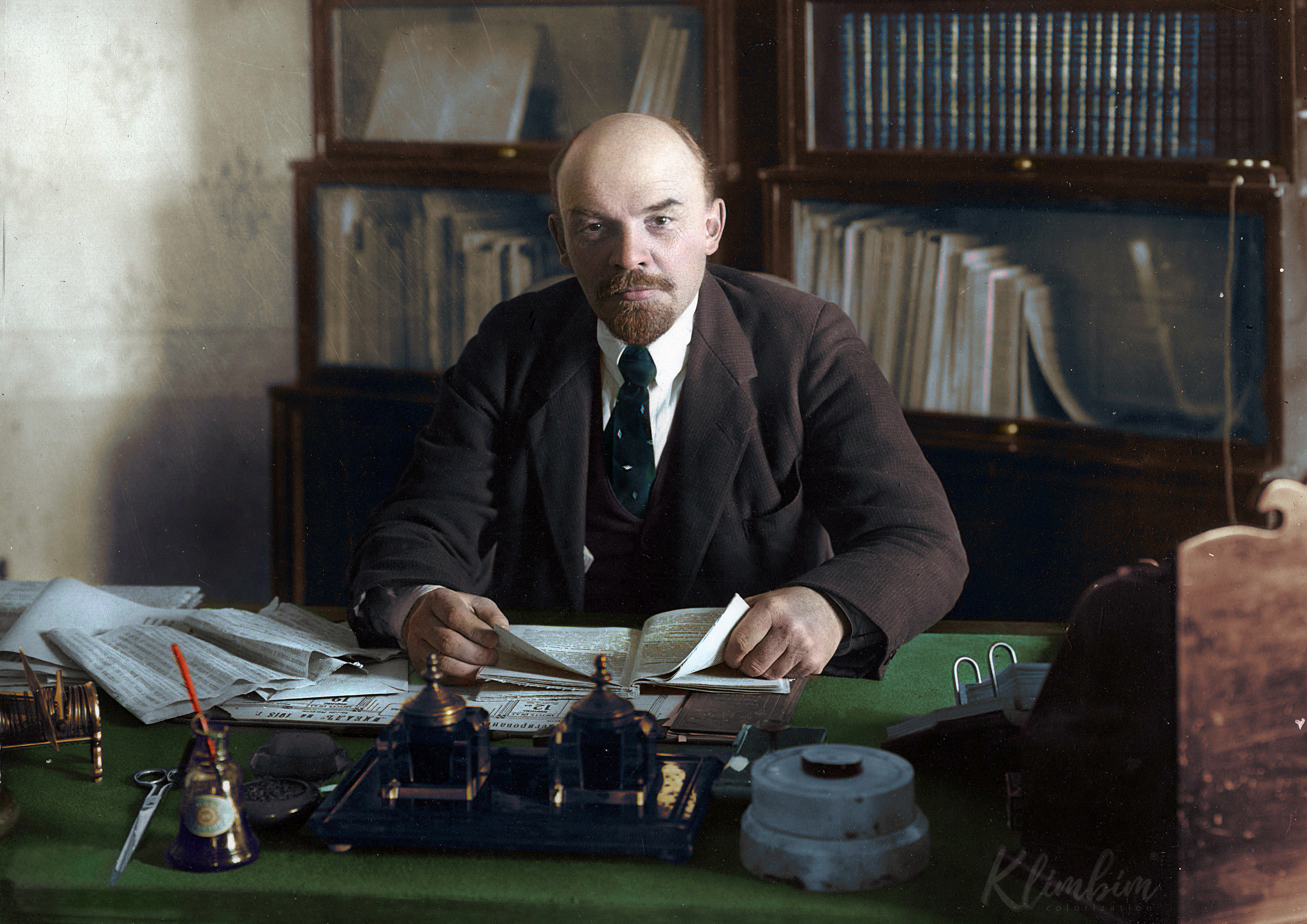Lenin 1918 colour.png