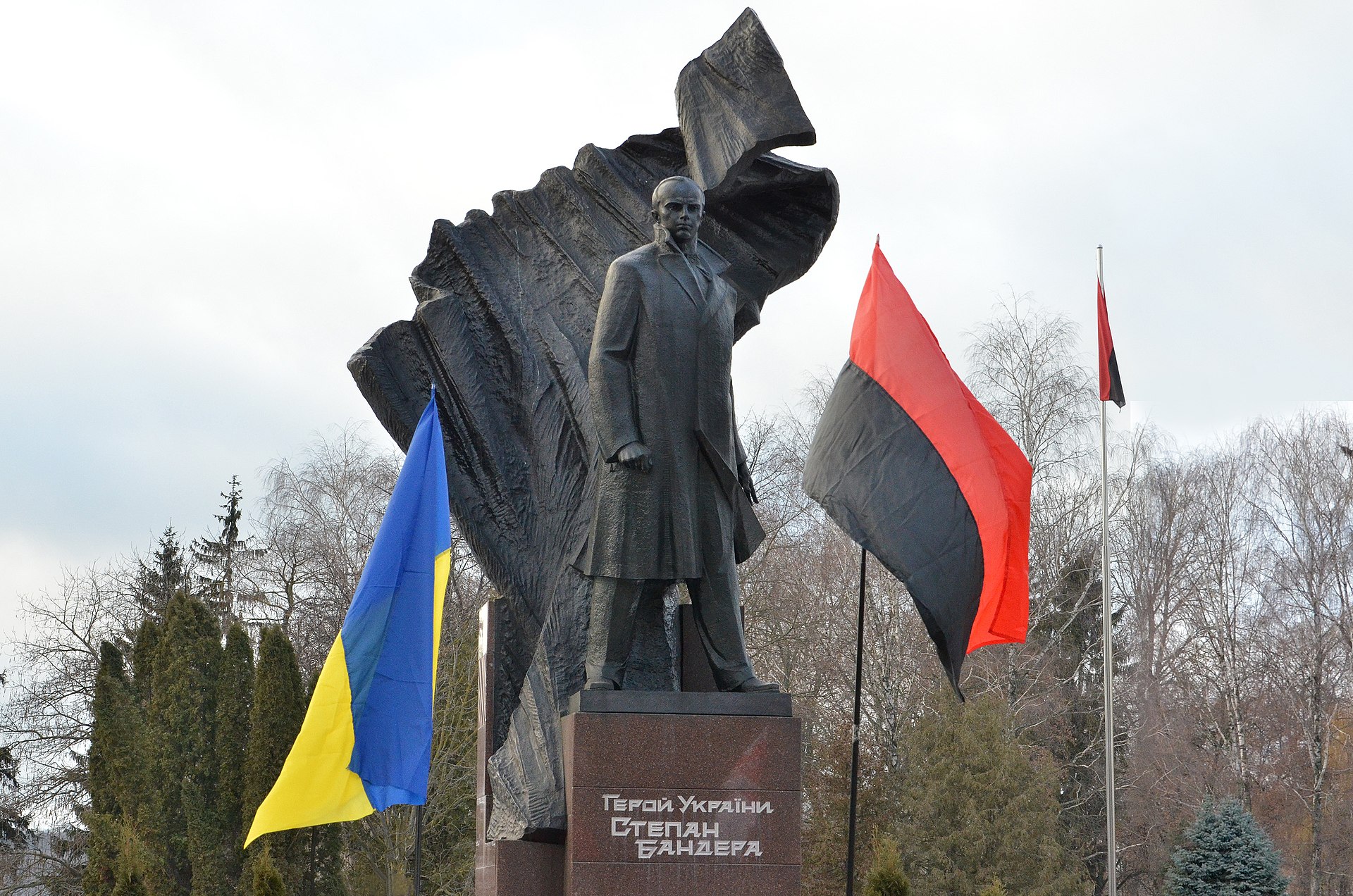 1920px-Тернопіль - Пам'ятник Степанові Бандері - 17017439.jpg