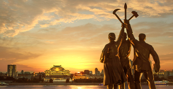 File:Juche statue at sunset.png
