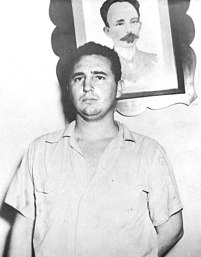 Archivo:Fidel detenido luego del asalto al cuartel Moncada.jpg