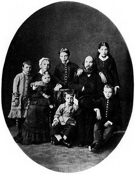 Lenin family (1879).png