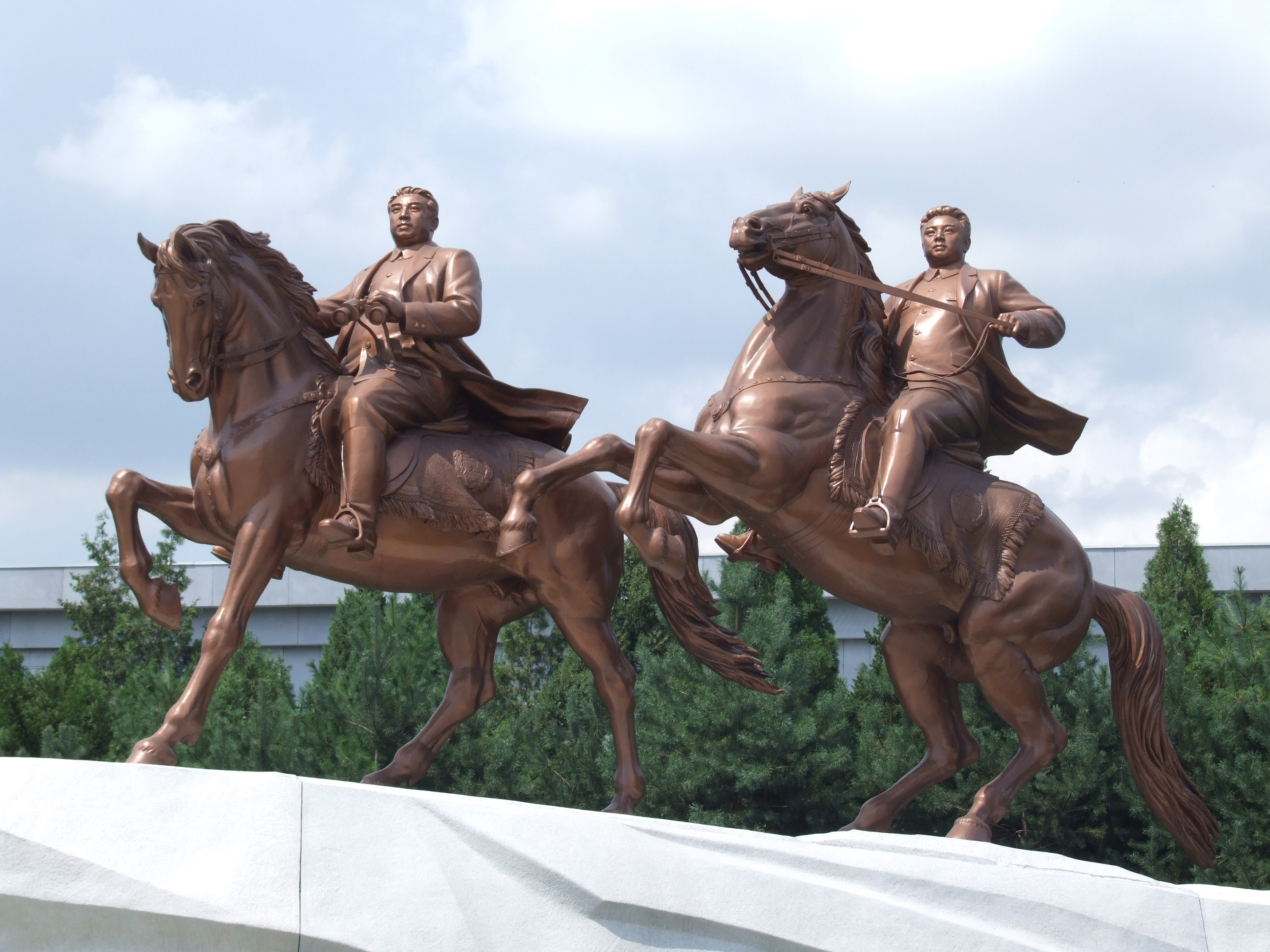 File:Mansudae equestrian statues.png