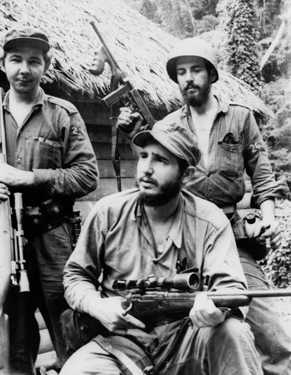 Archivo:Fidel, Raúl y Camilo en la Sierra.jpg