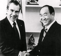 Reverend Moon shakes hands with Richard Nixon.jpg