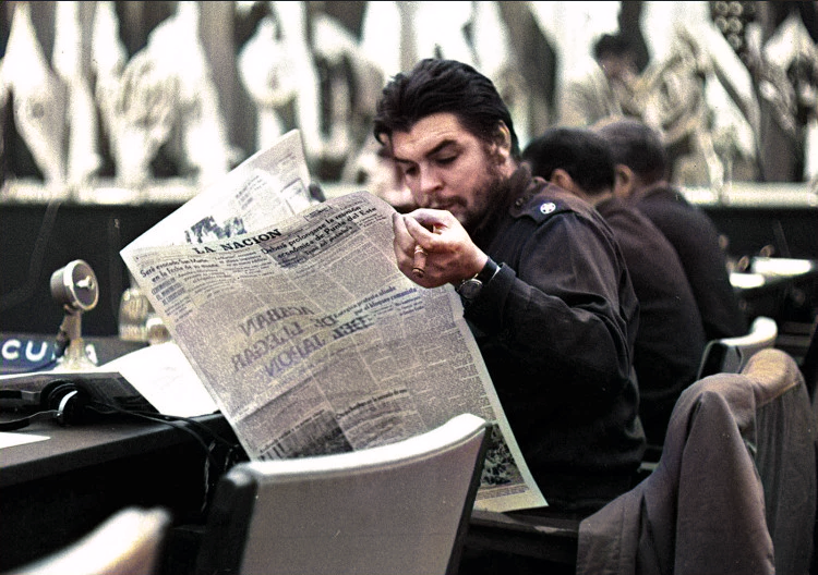 El Che leyendo colorized.png