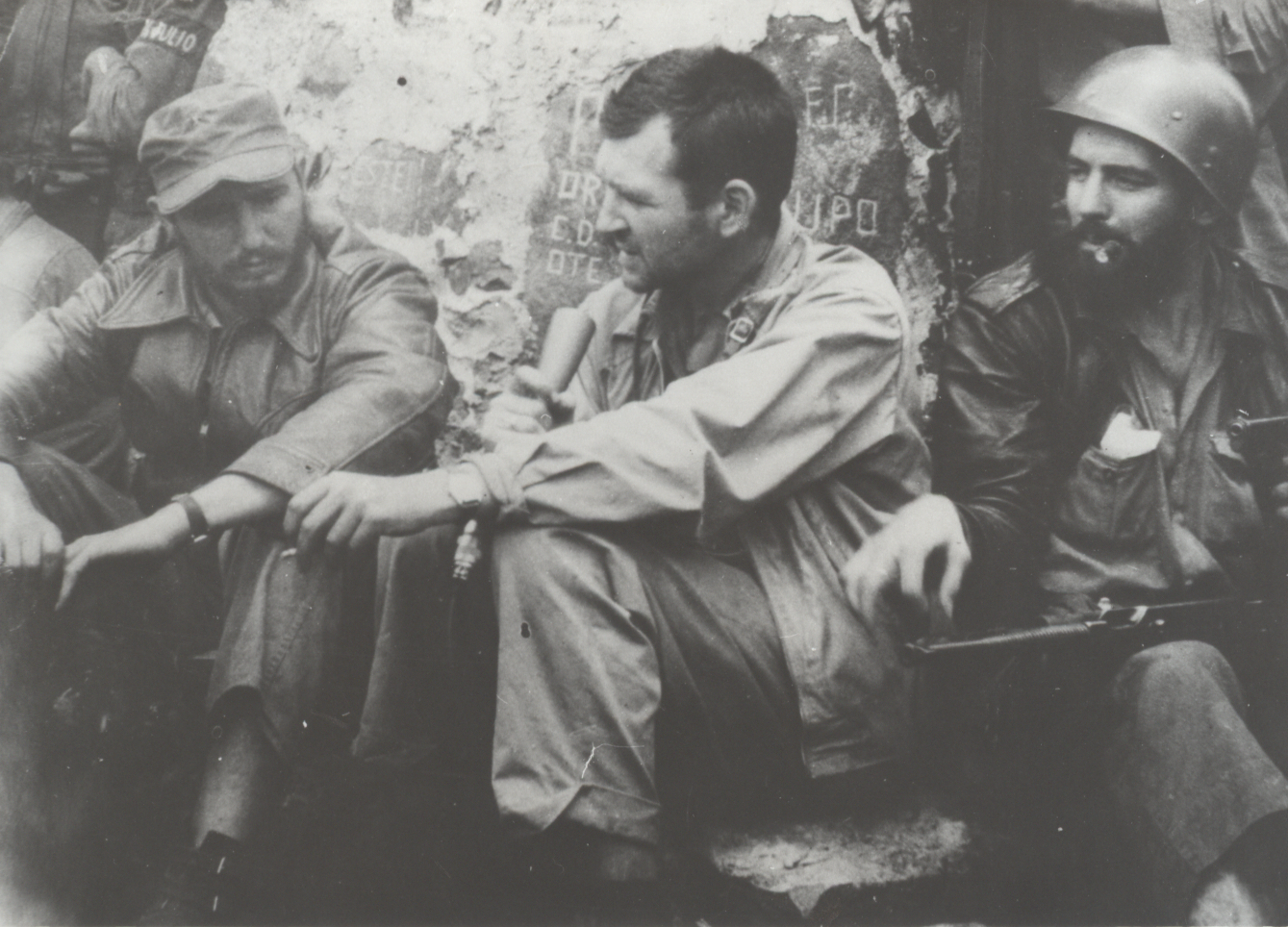 Fidel siendo entrevistado por Robert Taber -al centro- reportero de la cadena televisiva CBS. A la derecha Camilo Cienfuegos. Foto por Wendell Hoffman.