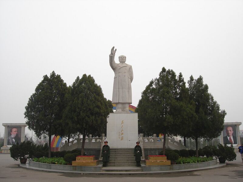Fichier:MaoStatueNanjieVillage.jpg