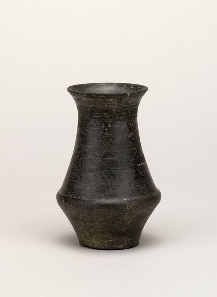 Fichier:Longshan-black-pottery-vase-7480.jpg