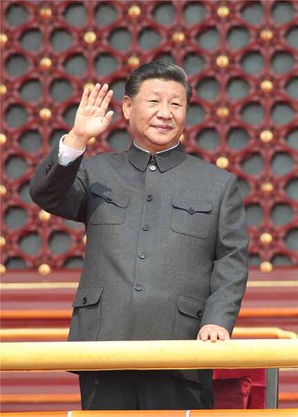 Datei:Xi Jinping waving thumb.jpg