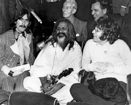 Fichier:Mahesh-Yogi-John-Lennon-George-Harrison-Paris.webp