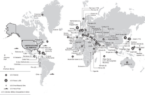 Une carte montrant la distribution des bases états-uniennes dans le monde, avec de nombreuses bases en Europe, en Asie de l'Ouest et dans la région du Pacifique, ainsi que de nombreuses petites bases en Afrique et certaines en Amérique latine.